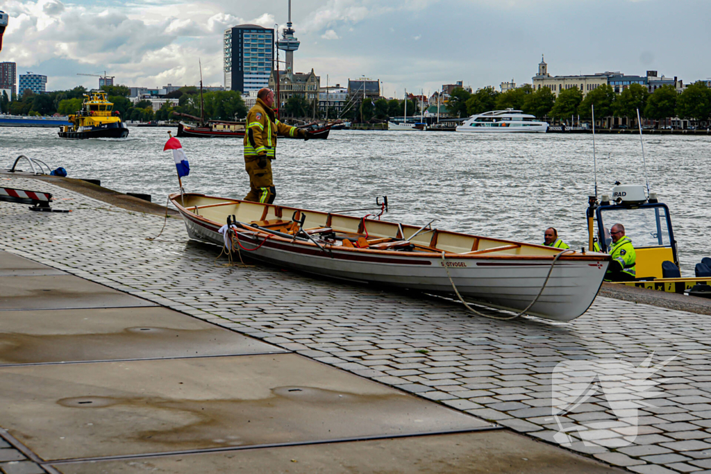 Watertaxi haalt te water geraakte personen uit water