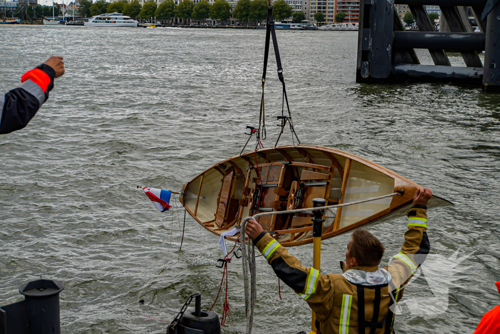 Watertaxi haalt te water geraakte personen uit water