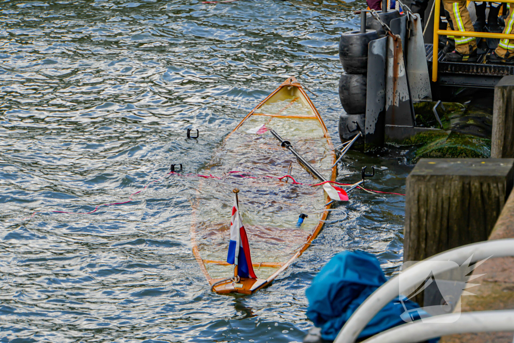 Watertaxi haalt te water geraakte personen uit water