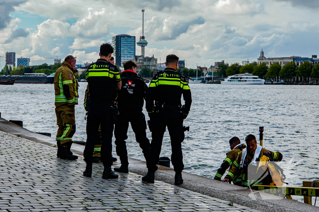 Watertaxi haalt te water geraakte personen uit water