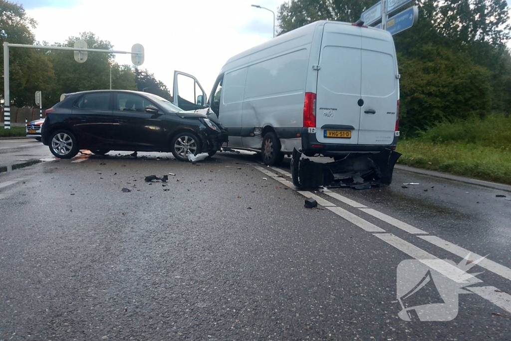 Schades na botsing tussen bezorger en automobilist