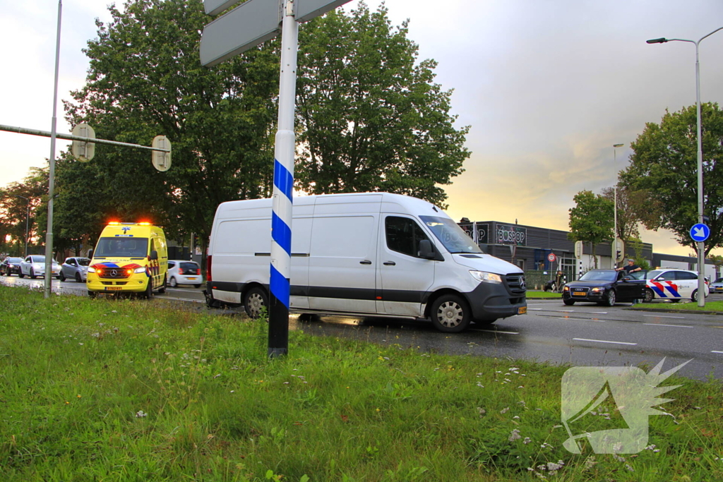 Schades na botsing tussen bezorger en automobilist