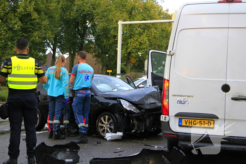 Schades na botsing tussen bezorger en automobilist