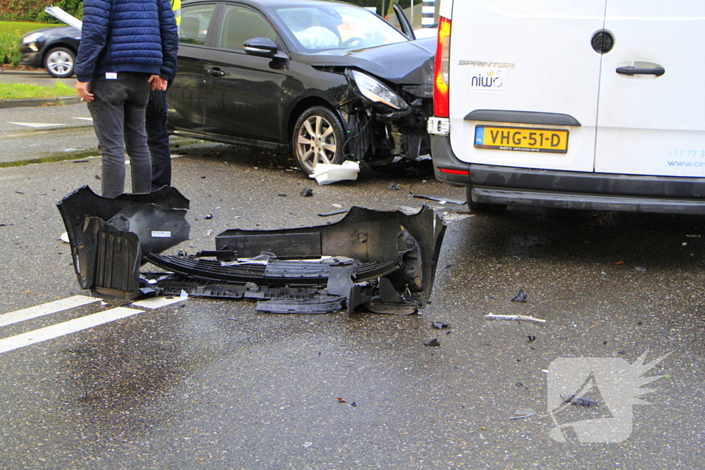 Schades na botsing tussen bezorger en automobilist