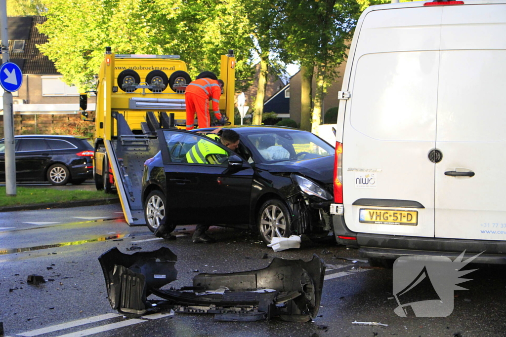 Schades na botsing tussen bezorger en automobilist