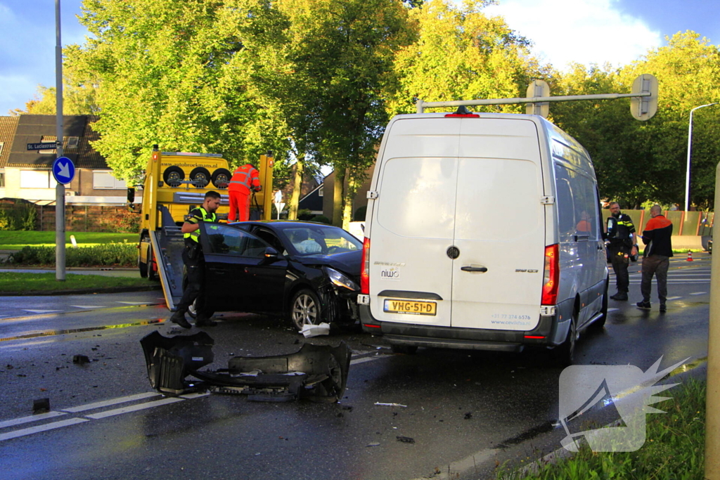 Schades na botsing tussen bezorger en automobilist