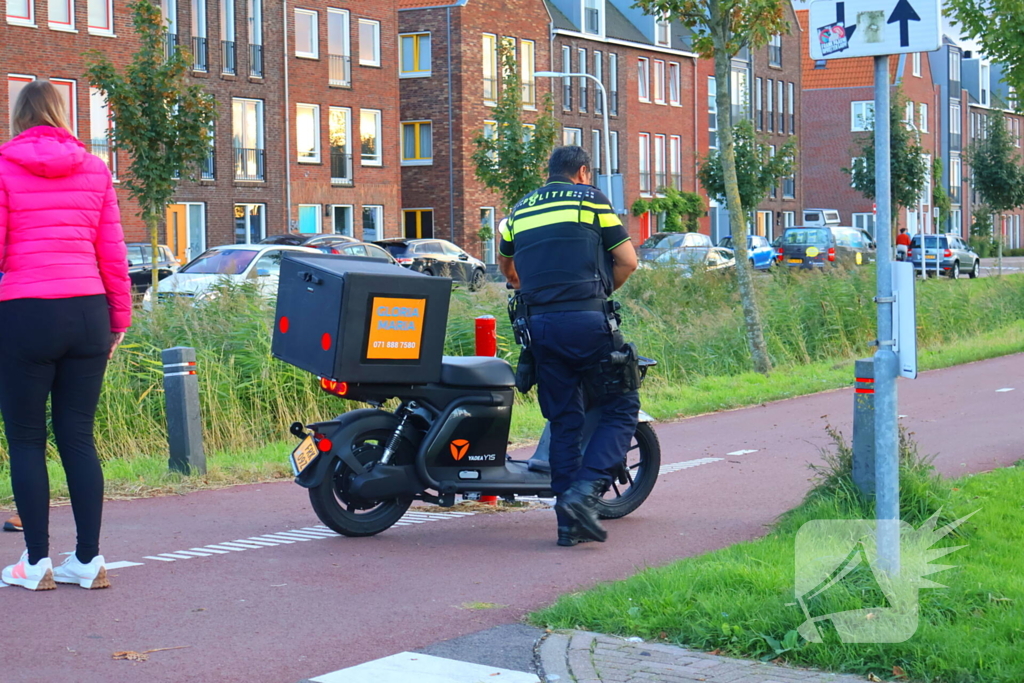 Bezorger op scooter en fietser in botsing