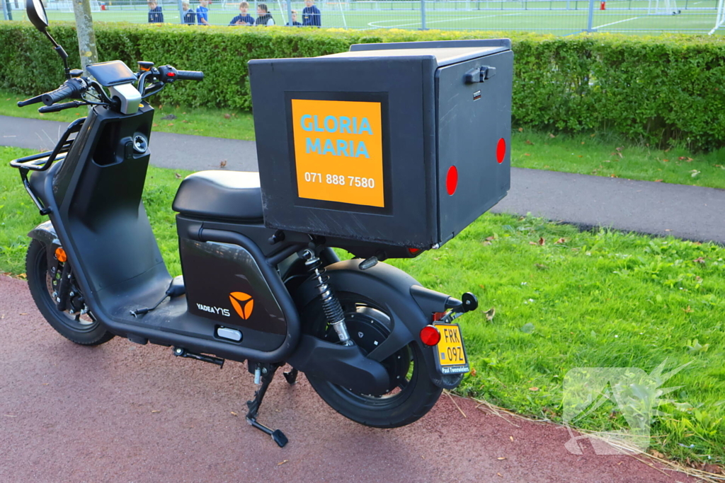 Bezorger op scooter en fietser in botsing