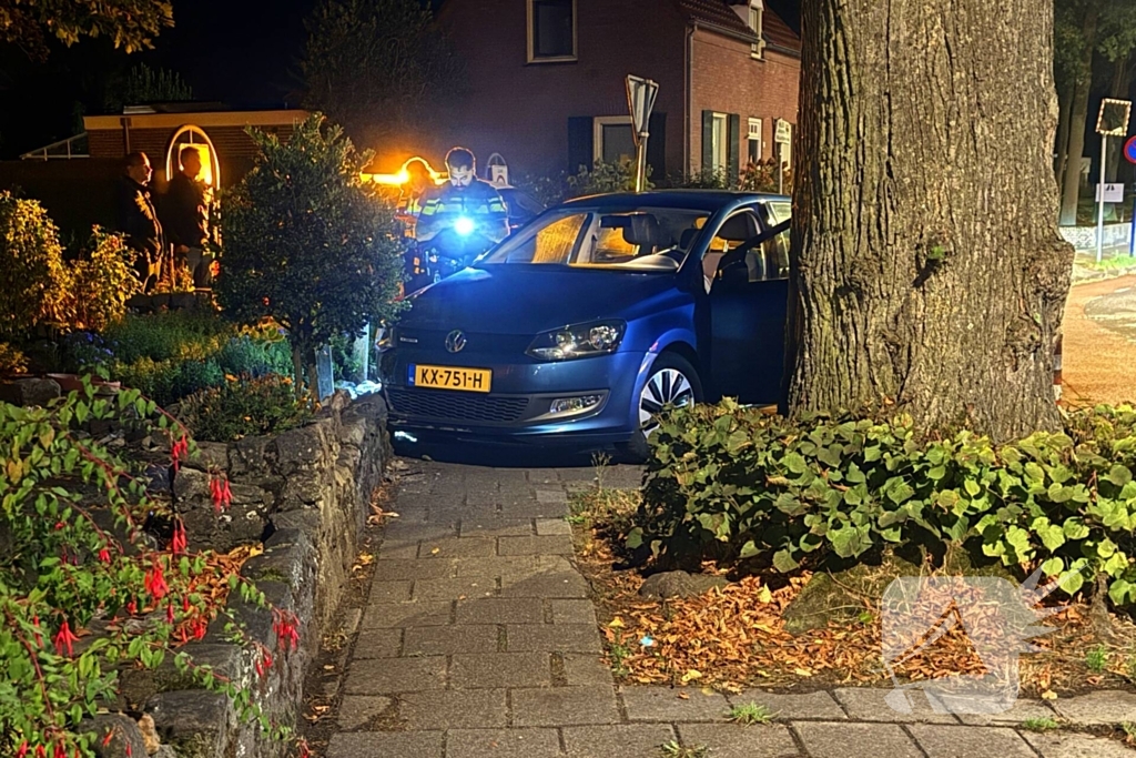 Bestuurder raakt van weg en word aangehouden