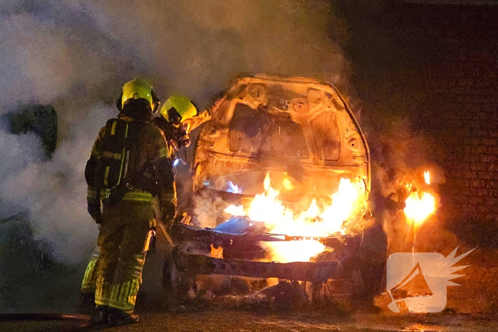 Twee auto's volledig uitgebrand