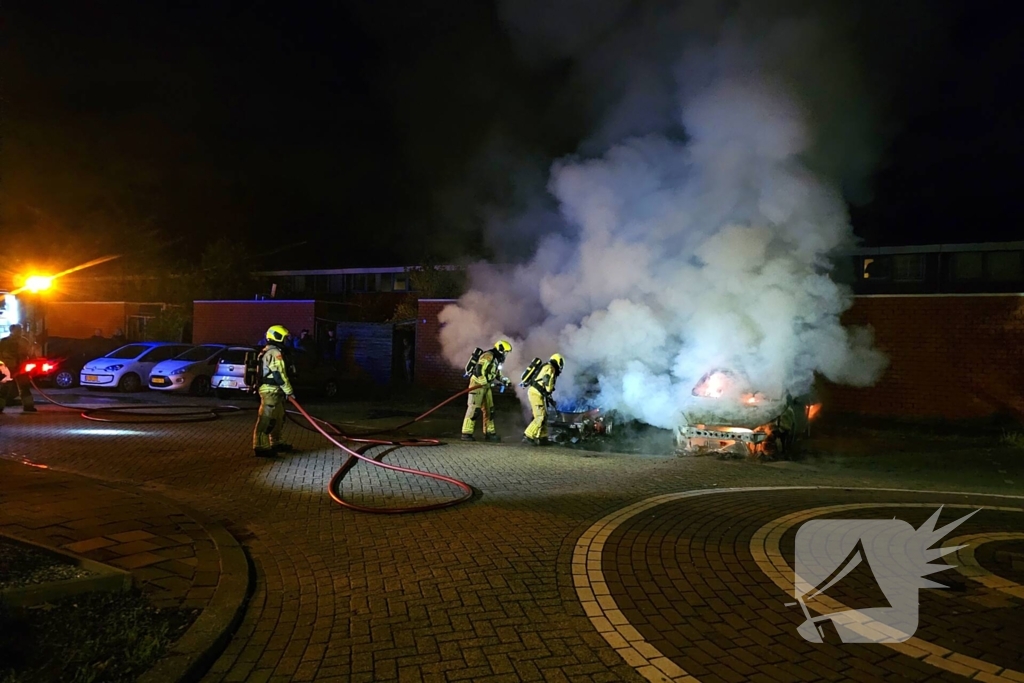 Twee auto's volledig uitgebrand