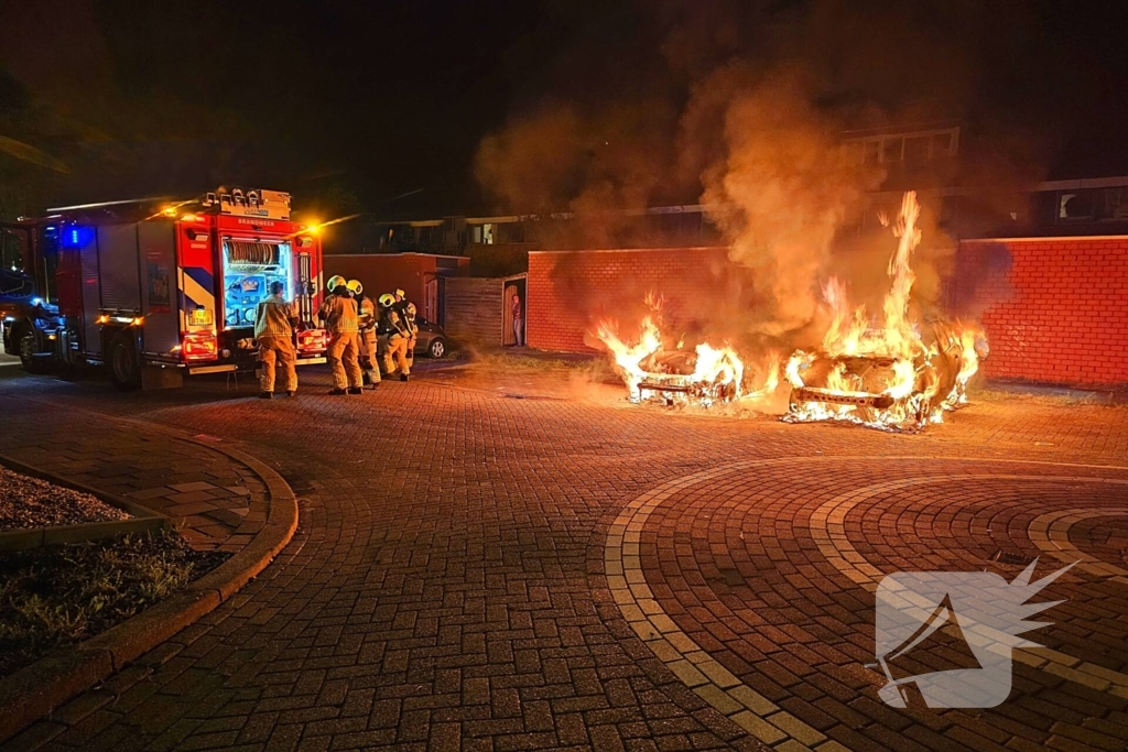 Twee auto's volledig uitgebrand