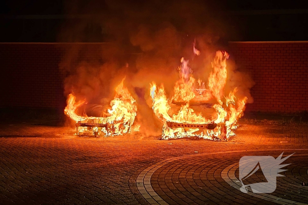 Twee auto's volledig uitgebrand