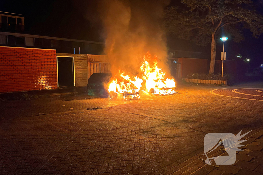 Twee auto's volledig uitgebrand