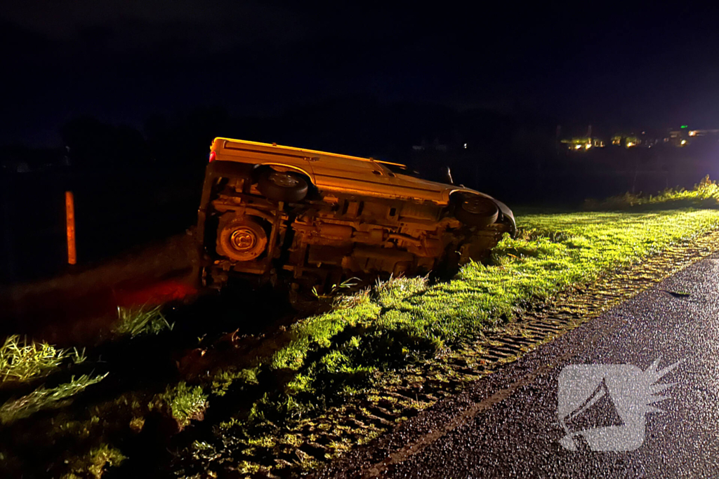 Bestuurder bestelbus verliest macht over het stuur