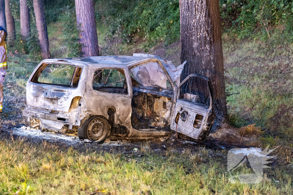 Auto vat vlam na ongeval, bestuurder zwaargewond