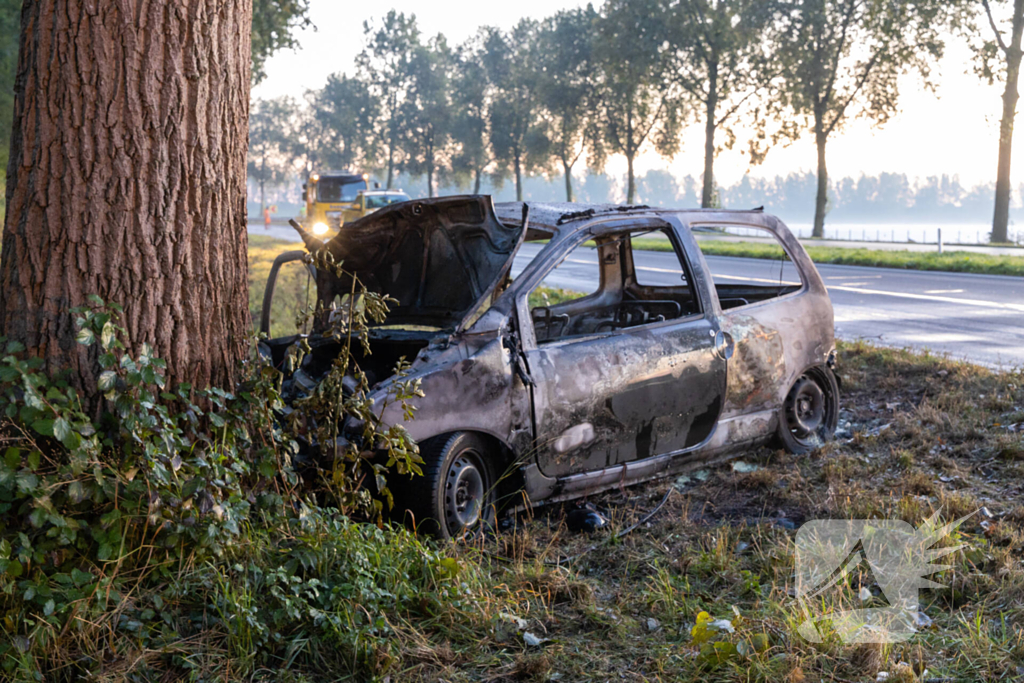 Auto vat vlam na ongeval, bestuurder zwaargewond