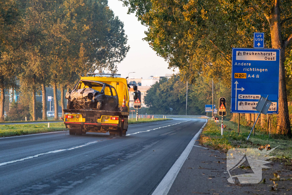 Auto vat vlam na ongeval, bestuurder zwaargewond