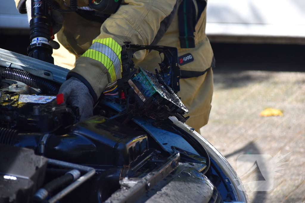 Brand onder motorkap snel onder controle