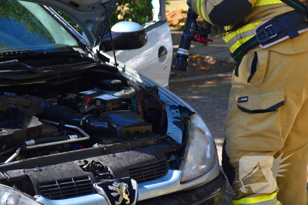 Brand onder motorkap snel onder controle