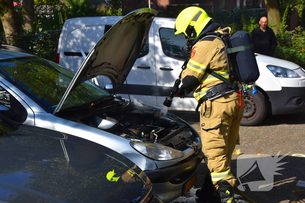 Brand onder motorkap snel onder controle