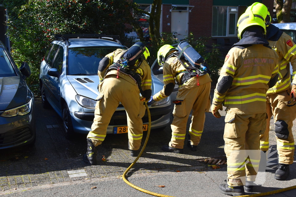 Brand onder motorkap snel onder controle