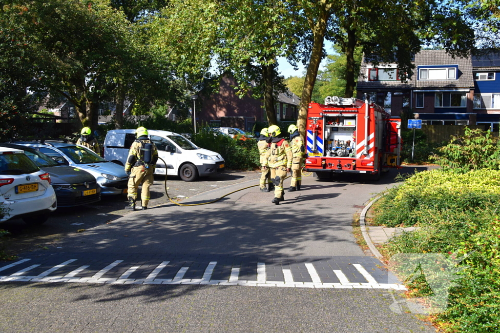 Brand onder motorkap snel onder controle