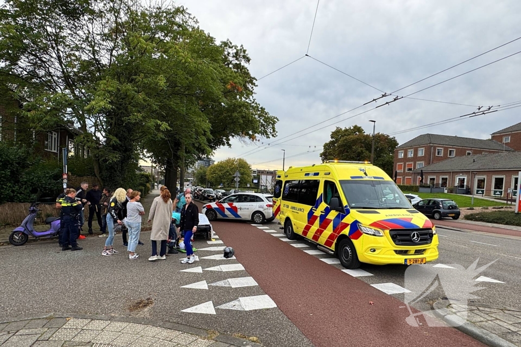 Scooterrijder en automobilist met elkaar in botsing