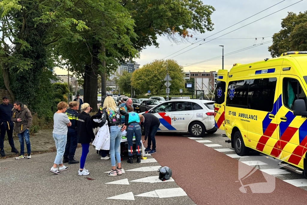 Scooterrijder en automobilist met elkaar in botsing