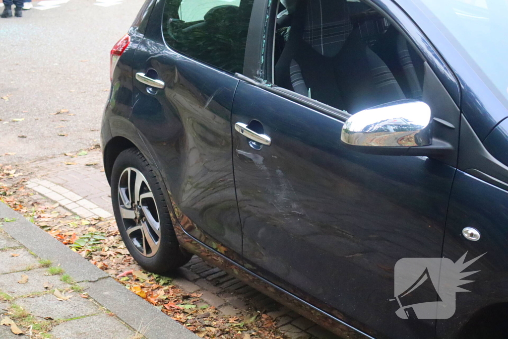 Scooterrijder en automobilist met elkaar in botsing