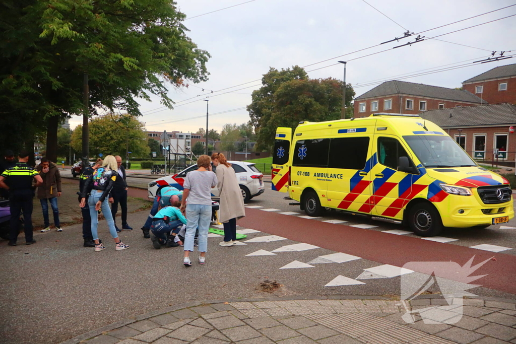 Scooterrijder en automobilist met elkaar in botsing