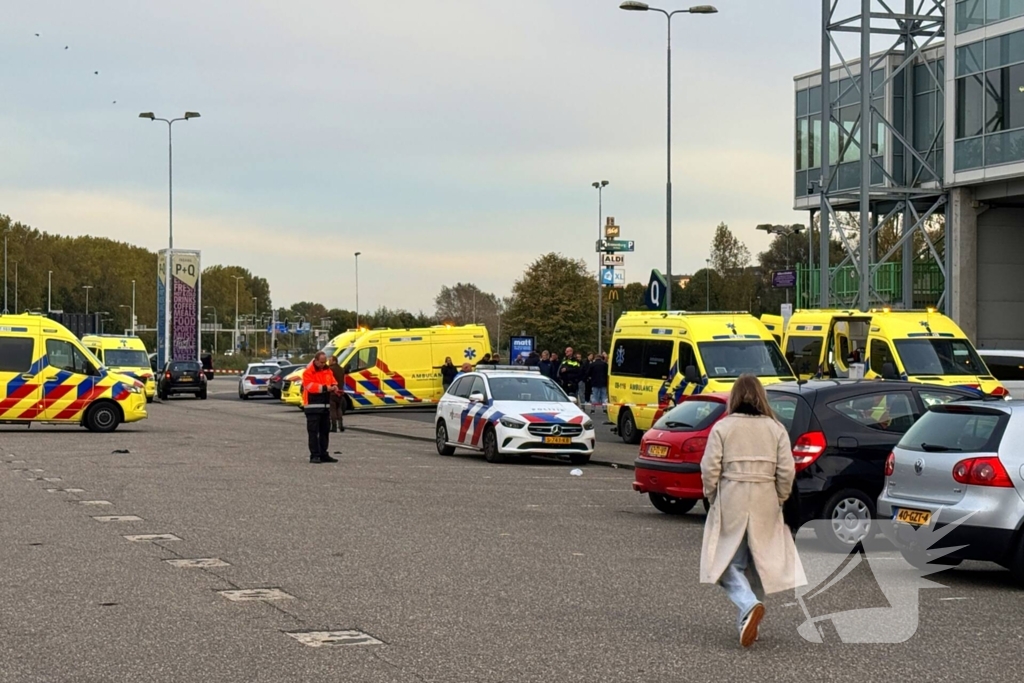 Meerdere supporters onwel in bus hulpdiensten massaal ingezet bij stadion