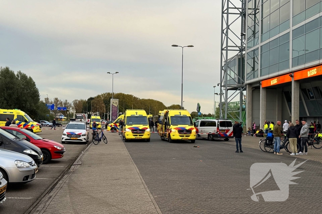 Meerdere supporters onwel in bus hulpdiensten massaal ingezet bij stadion