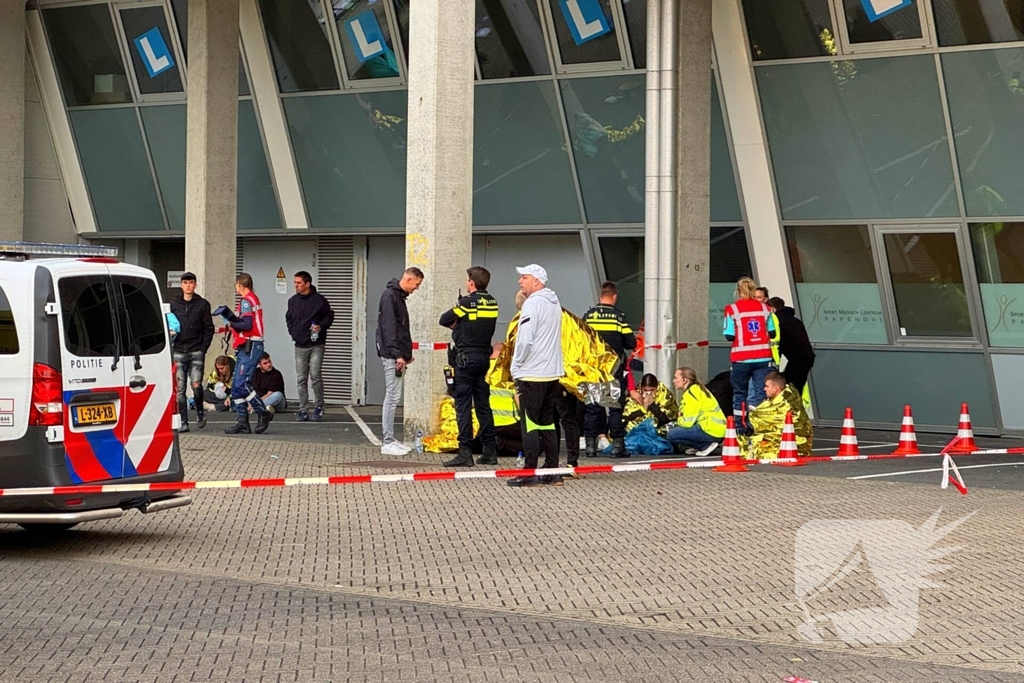 Meerdere supporters onwel in bus hulpdiensten massaal ingezet bij stadion