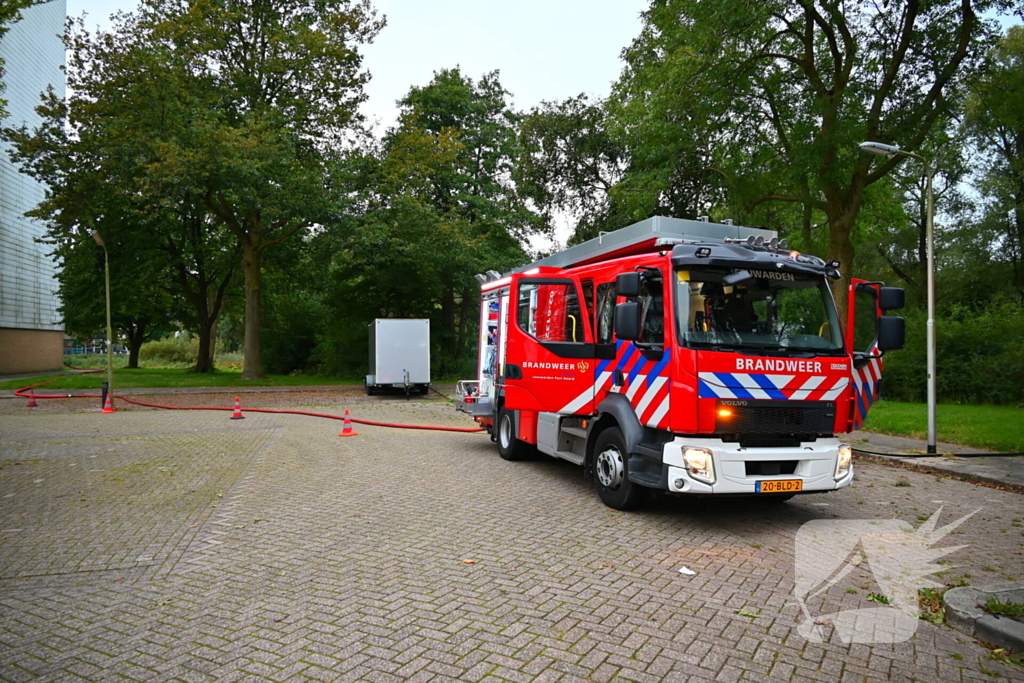 Brandweer blust brandende houten bank