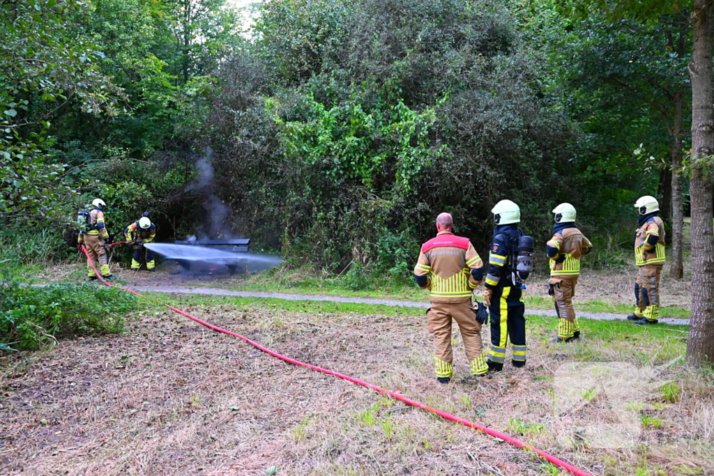 Brandweer blust brandende houten bank