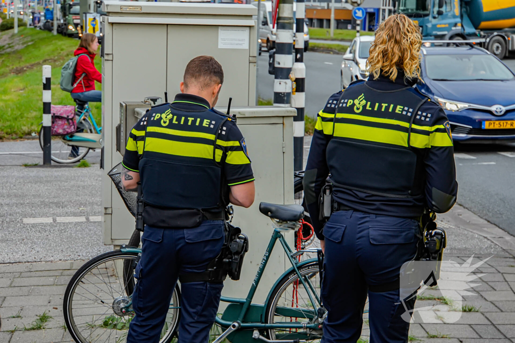 Fietser geschept nadat bestelbus door rood reed