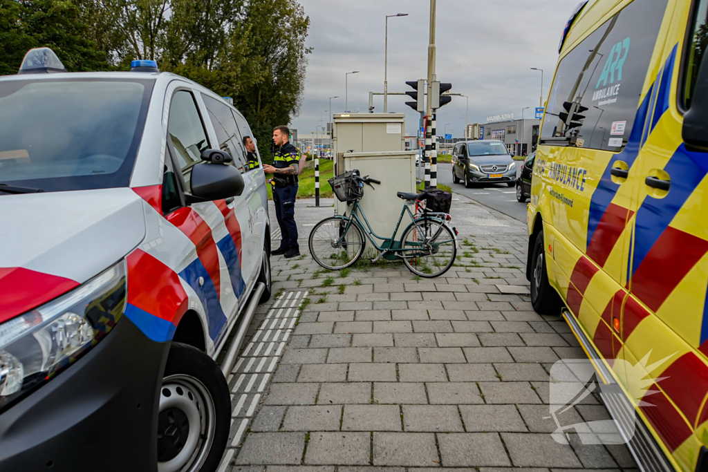 Fietser geschept nadat bestelbus door rood reed