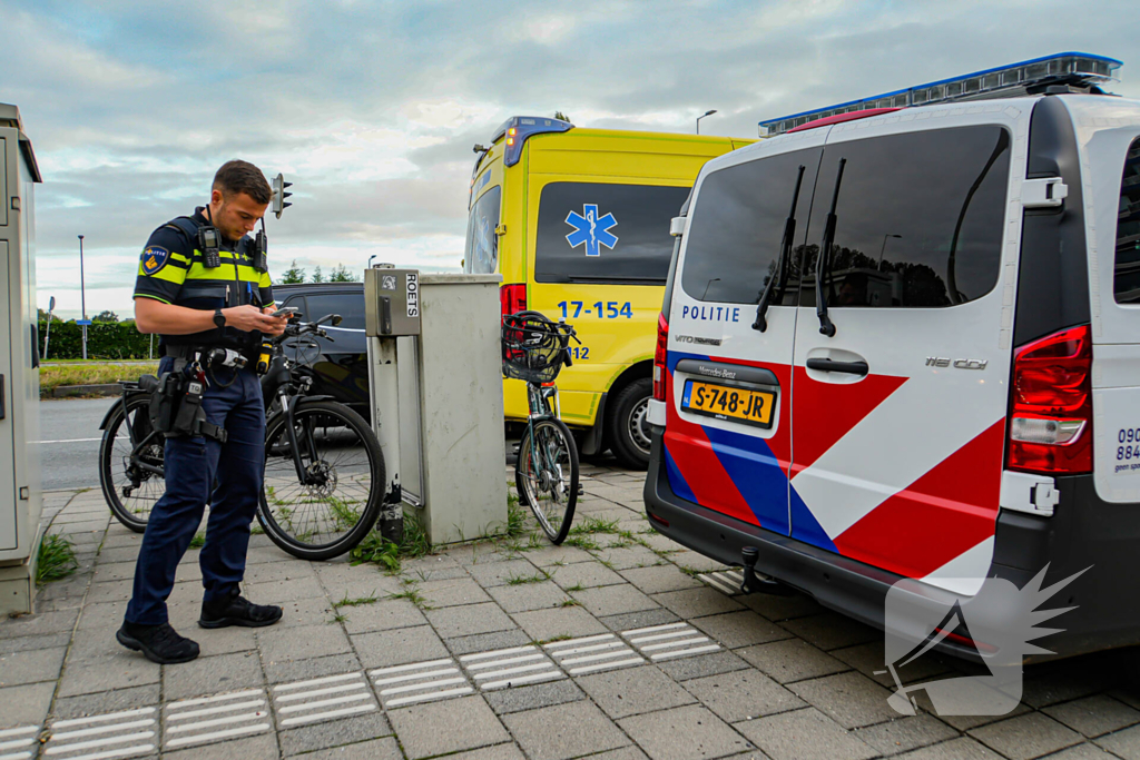 Fietser geschept nadat bestelbus door rood reed