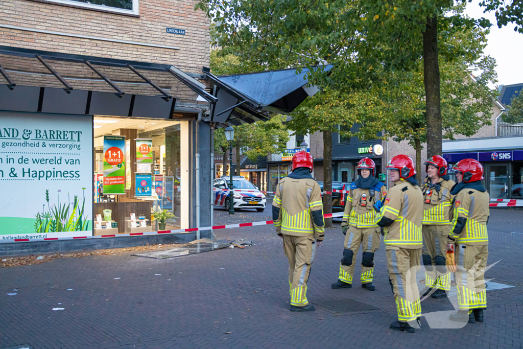 Bakwagen rijdt tegen glazen afdak