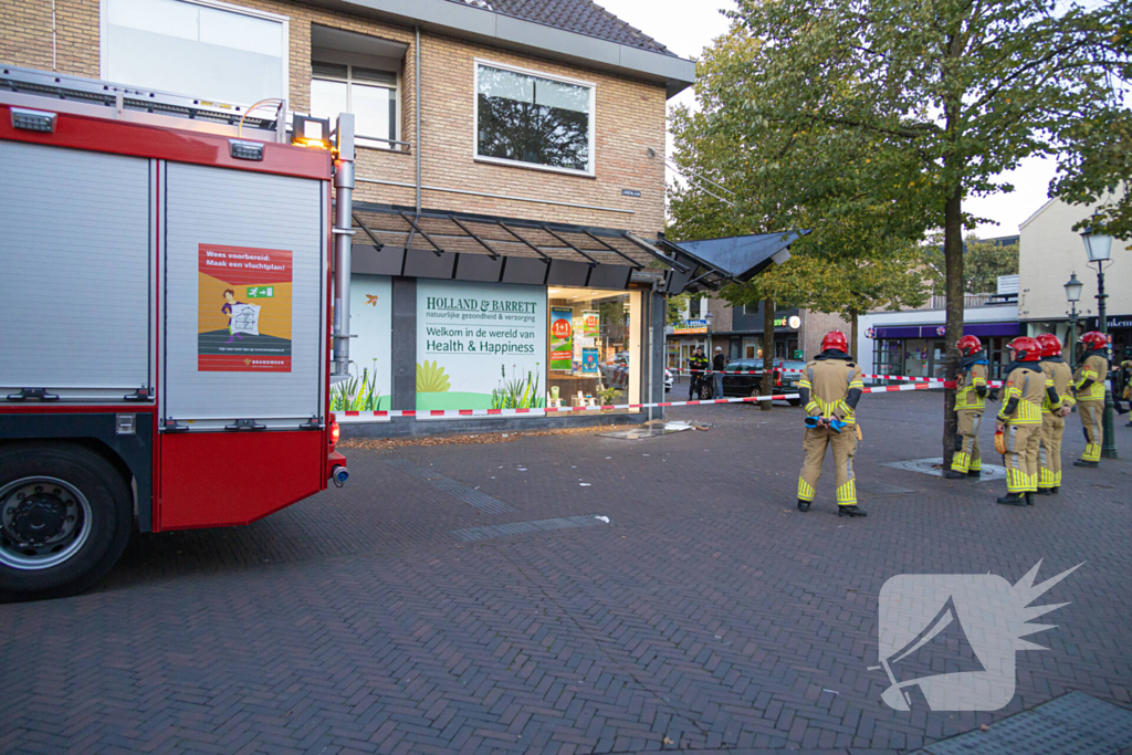 Bakwagen rijdt tegen glazen afdak