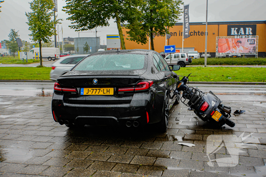 Scooterrijder gewond na ongeval met personenauto