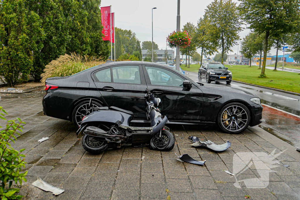 Scooterrijder gewond na ongeval met personenauto