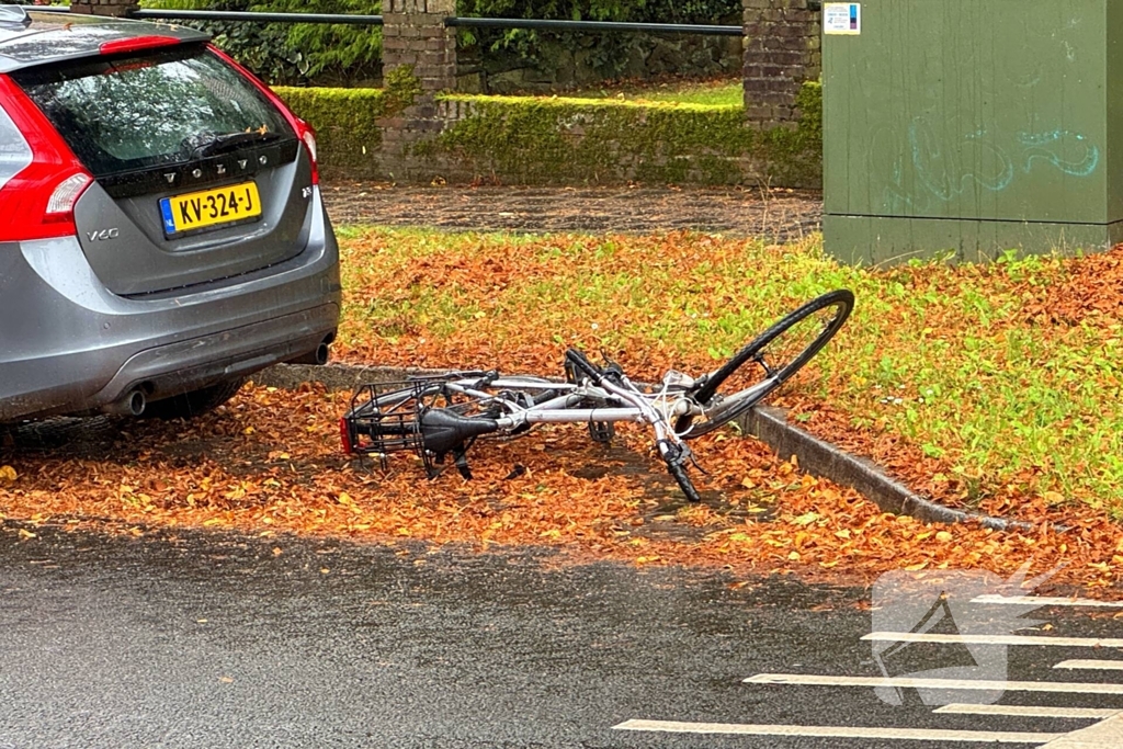 Fietser en automobilist met elkaar in botsing