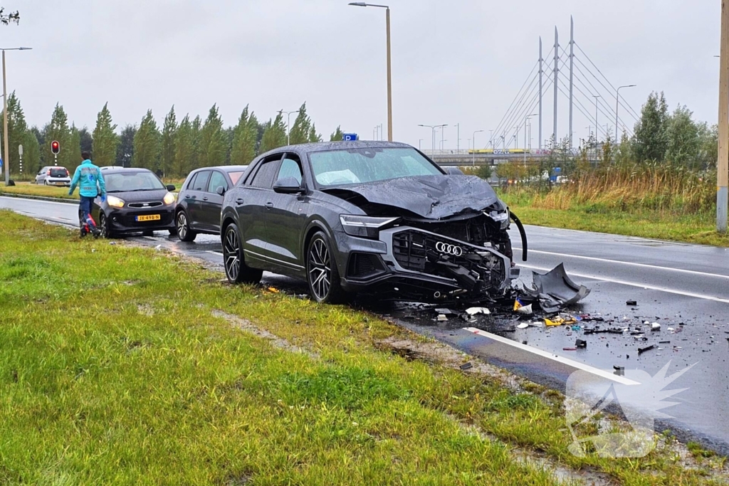 Auto's zwaar beschadigd na kop-staartbotsing