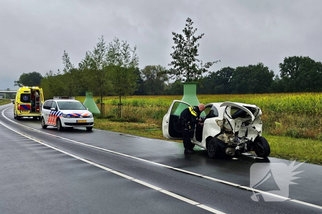 Auto's zwaar beschadigd na kop-staartbotsing