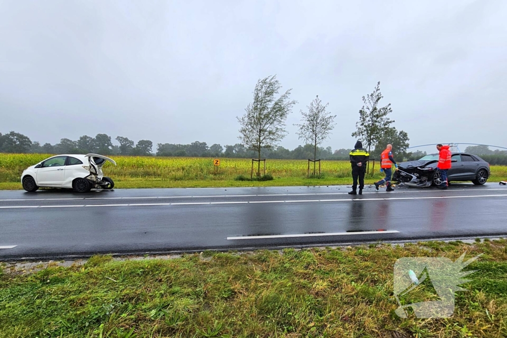 Auto's zwaar beschadigd na kop-staartbotsing