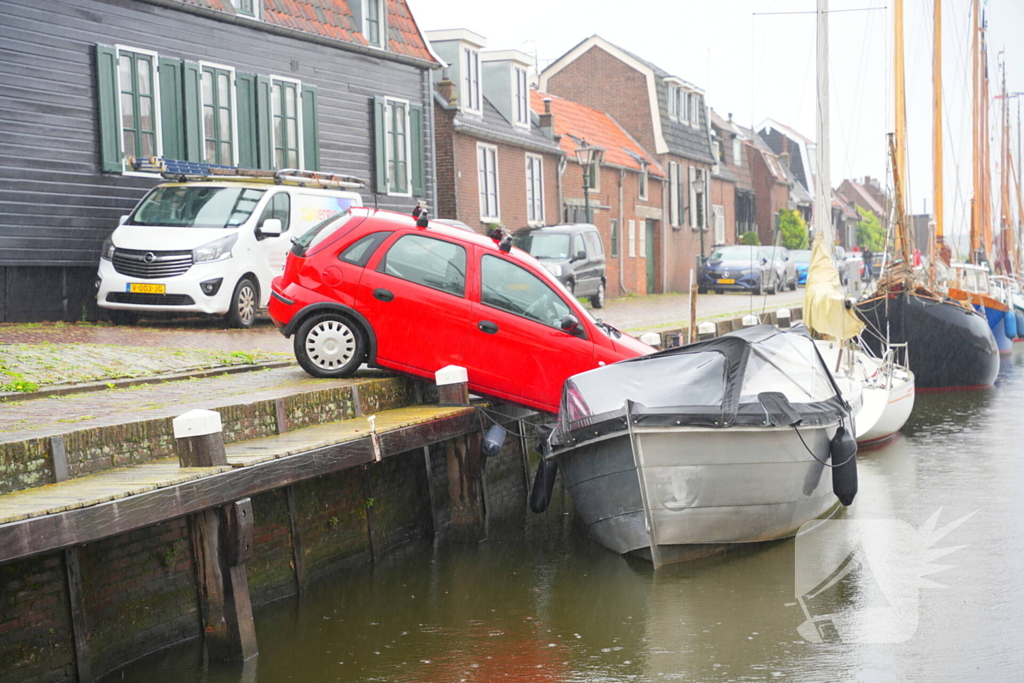 Auto rolt tegen boot aan