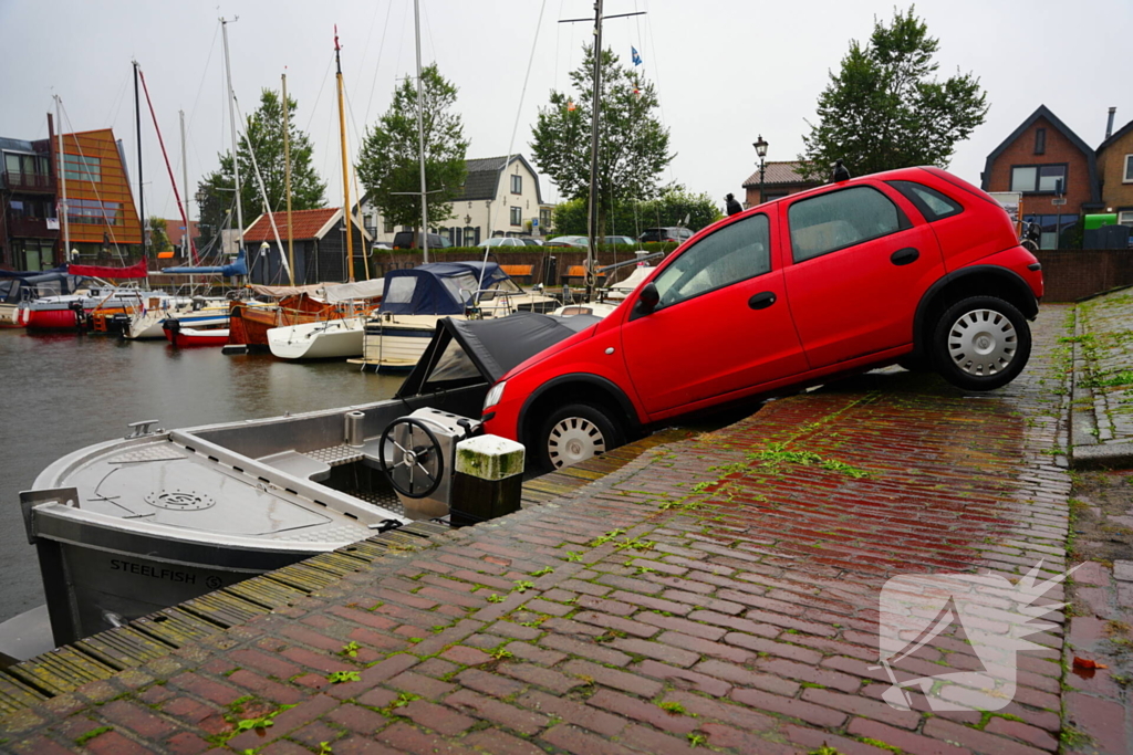 Auto rolt tegen boot aan