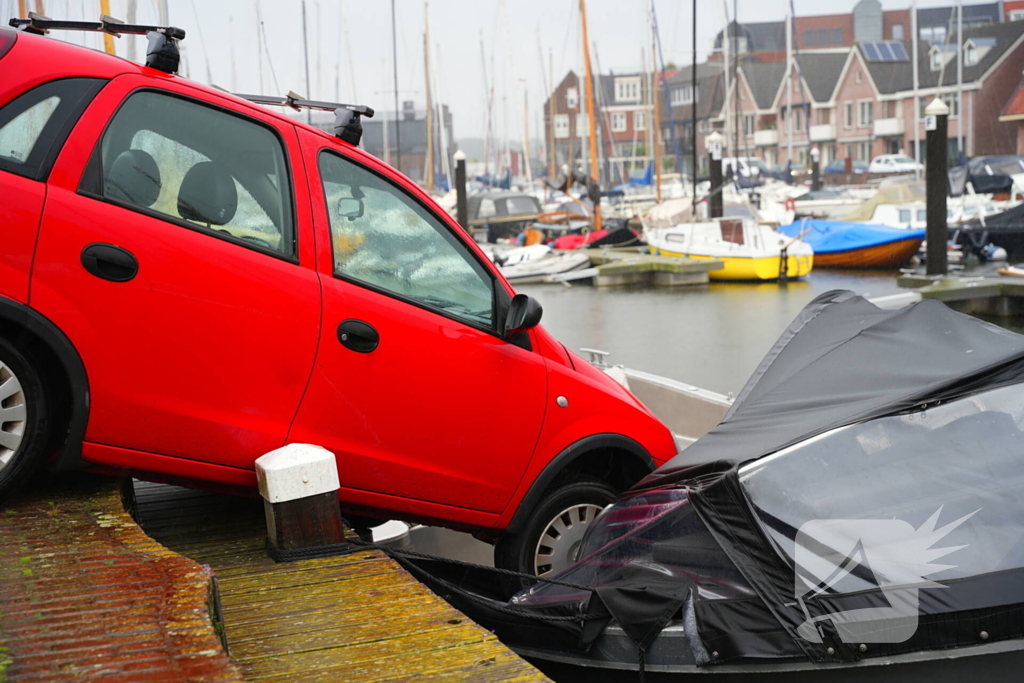 Auto rolt tegen boot aan